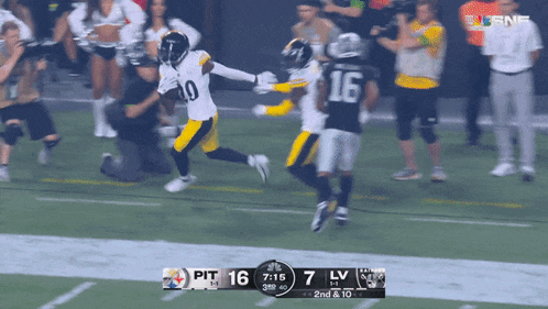 the pittsburgh steelers are playing the new england patriots in a football game