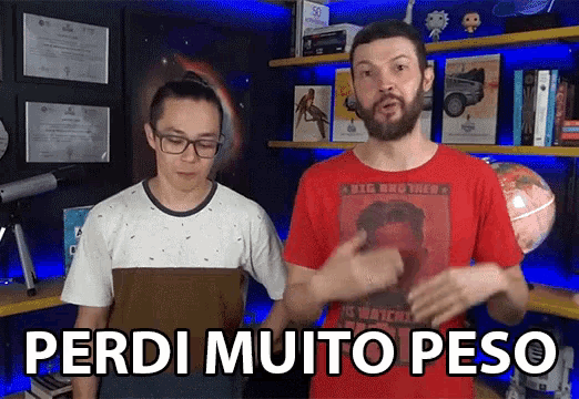 two men standing next to each other with the words perdi muito peso written on the bottom