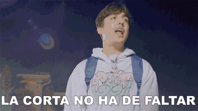 a man wearing a hoodie that says la corta no ha de faltar on it