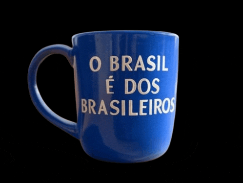 a blue mug that says o brasil e dos brasileiros on it