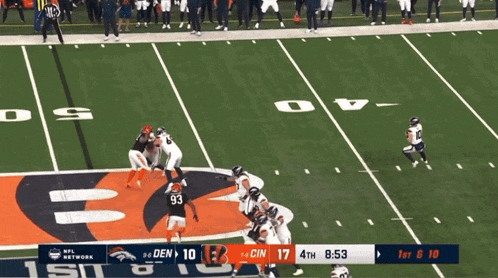 a football game is being played between the denver broncos and the cincinnati bengals