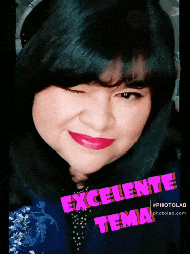 a close up of a woman 's face with the words " excelente tema " in pink letters