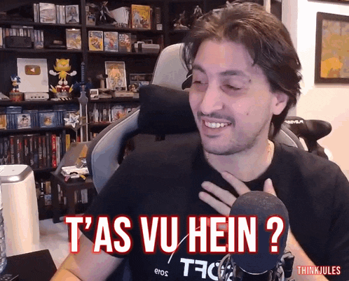 a man wearing a black shirt that says t'as vu hein on it
