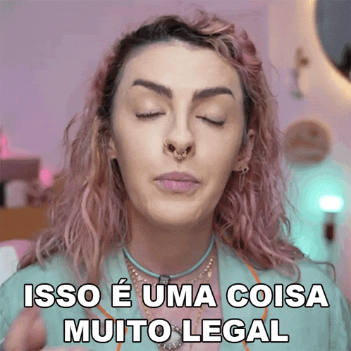 a woman with pink hair says isso e uma coisa muito legal with her eyes closed