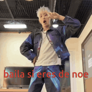 a man is dancing in front of a tv with the words baila si eres de noe in red
