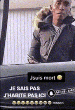 a man is sitting in a car with the words je sais pas j'habite pas ici on it