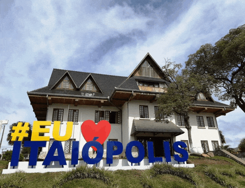 a building with a sign that says eu itaiopolis in front of it