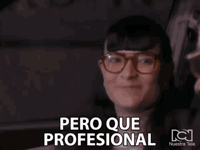 a woman with glasses and braces says pero que profesional in spanish