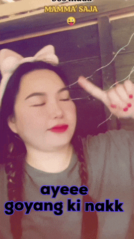 a woman wearing a headband that says mamma 'saja on it