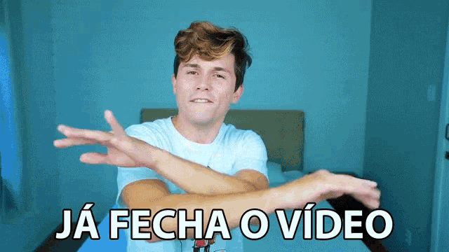 a man with his arms outstretched and the words ja fecha o video behind him