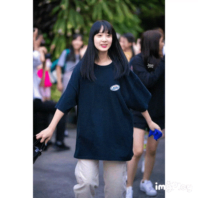 a girl wearing a black t-shirt with a sticker on it that says ' ffm '