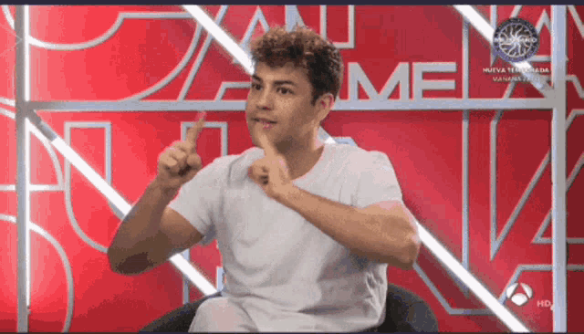 a man giving a thumbs up in front of a screen that says nueva temporada
