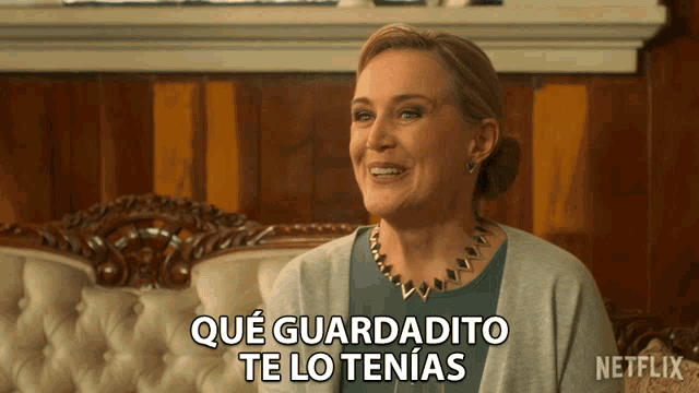 a woman sitting on a couch with the words que guardadito te lo tenias