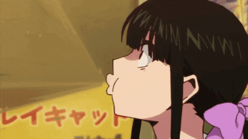a girl with a purple bow in her hair is looking up at something in a foreign language