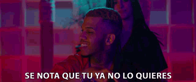 a man sitting next to a woman with the words se nota que tu ya no lo quieres written on the bottom