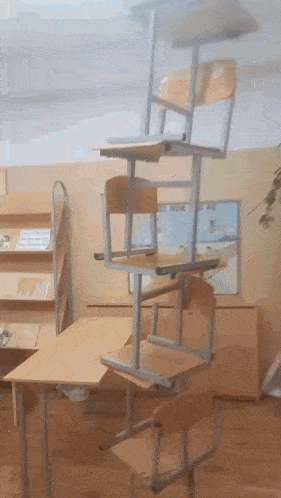 стулья в школе башней имба лютая GIF