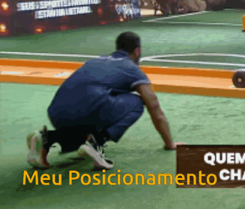 a man squatting on a green field with the words meu posicionamento written on the bottom