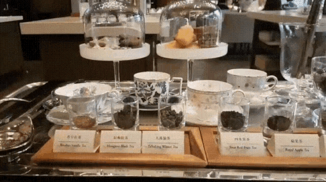 a display of tea cups and saucers with chinese writing