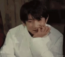 Roy Wang Cant Look GIF - Roy Wang Roy Cant Look GIFs