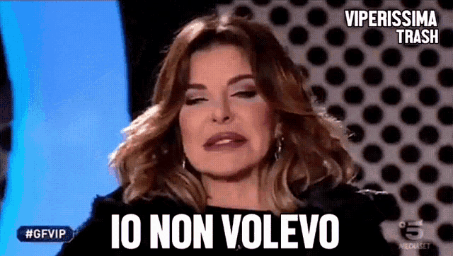a woman says " io non volevo " in front of a polka dot background