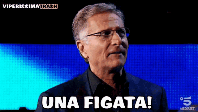 a man with glasses says una figata on a screen