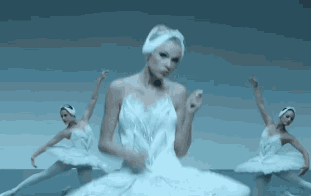 Taylor Swift Ballerina GIF - Taylor Swift Ballerina Shake It Off GIFs