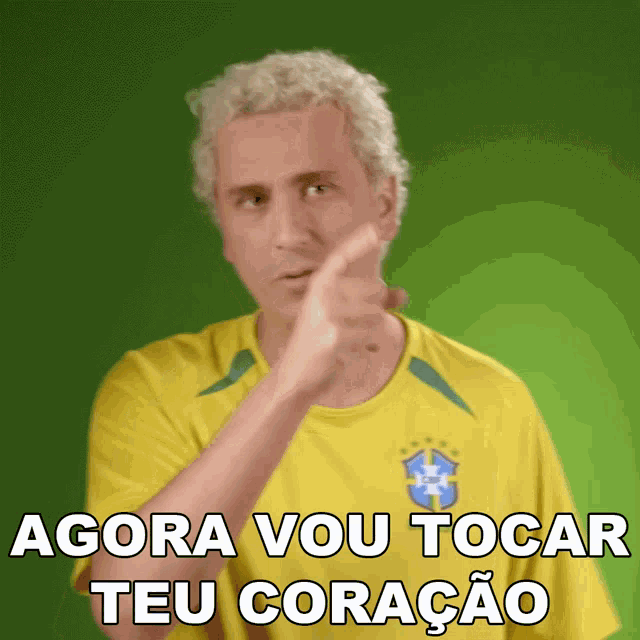 a man in a yellow shirt says agora vou tocar teu coraçao