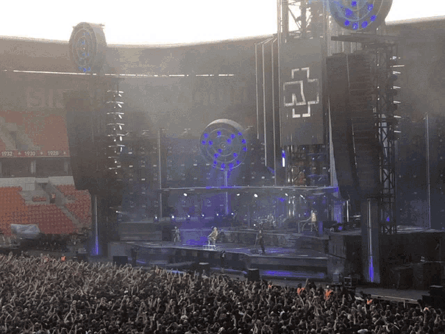 a crowd of people at a concert with a sign that says sitz on it