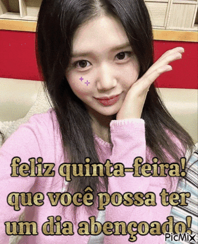 a girl taking a selfie with the caption feliz quinta-feira
