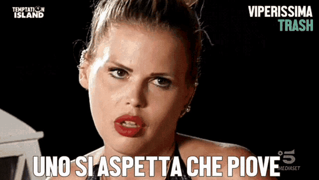 a temptation island poster with a woman and the words uno si aspettta che piove on the bottom