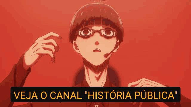 a picture of a man with glasses and a microphone with the words veja o canal historia publica below it