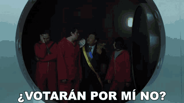 a group of people standing in a dark room with the words votaran por mi no written above them