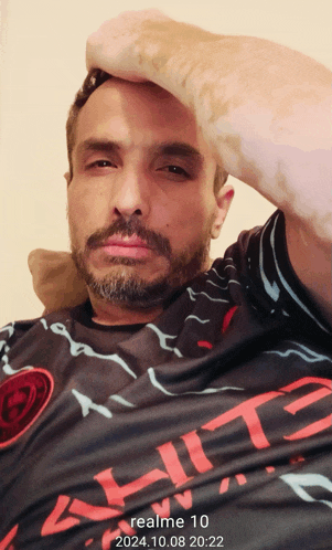 a man wearing a black shirt that says realme 10