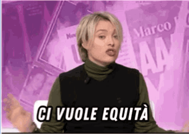 a woman is standing in front of a stack of newspapers and says ci vuole equita