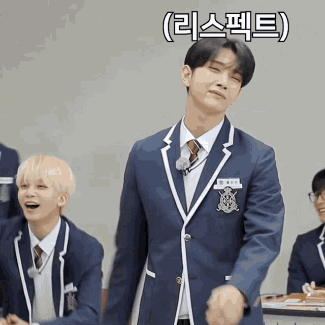 a man in a suit and tie is standing in front of a sign that says ' 리스펜트 '