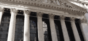 the front of the new york stock exchange building is shown