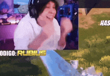 a man wearing headphones is sitting in front of a screen that says ' codigo rubius '