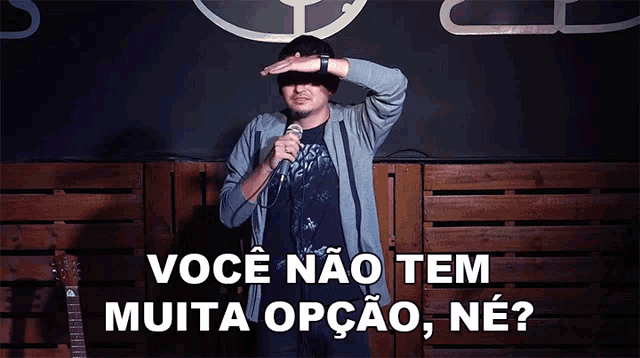 a man singing into a microphone with the words você não tem muita opcao ne