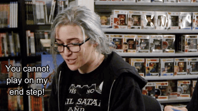 a woman wearing a black shirt that says il sata