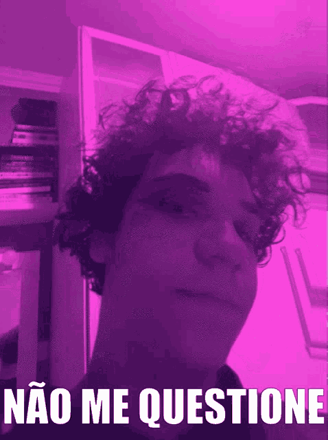 a picture of a person with a purple background that says nao me questione