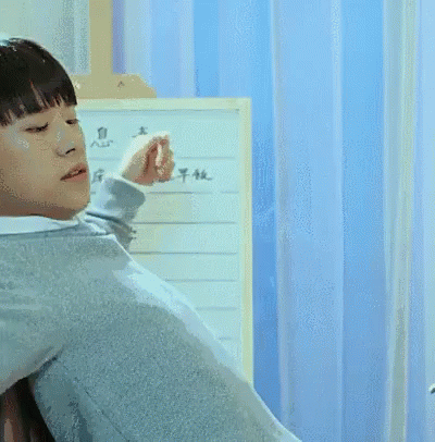 伸懒腰，易烊千玺 GIF - Yi Yang Qian Xi Stretching GIFs