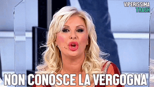 a picture of a woman with the words non conosce la verogna on the bottom