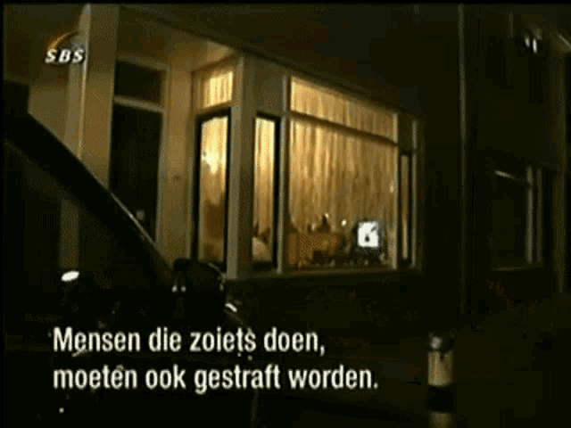 a tv screen shows a group of people sitting in front of a window with the caption " mensen die zoiets doen "