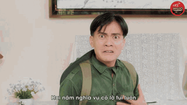 a man with a backpack says hai nam nghia vụ co lo tui lun