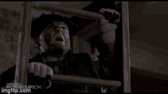 Home Alone2 Sawed Ladder GIF - Home Alone2 Sawed Ladder Funny Movies GIFs