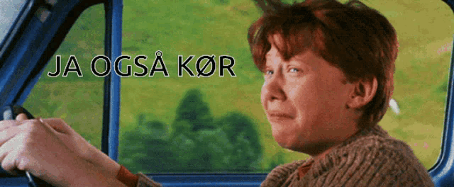 a person driving a car with the words ja ogsa kor written above them