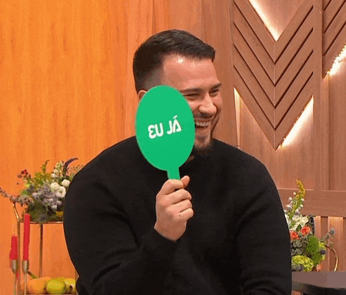 a man holding a green sign that says eu ja on it