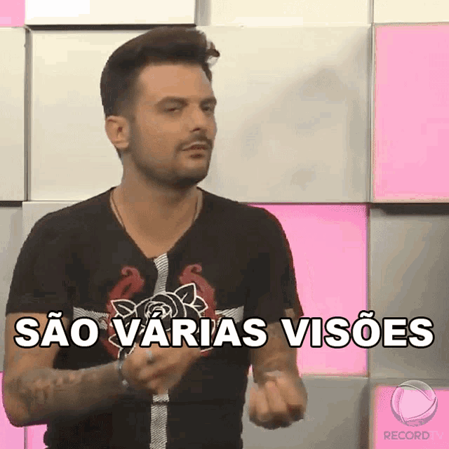 a man in a black shirt says sao varias visoes on a pink background