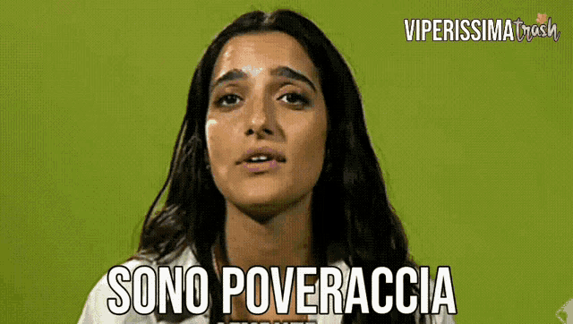 a woman says sono poveraccia in front of a green screen
