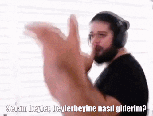 a man wearing headphones is clapping his hands with the words selam beyler beylerbeyine nasil giderim written below him